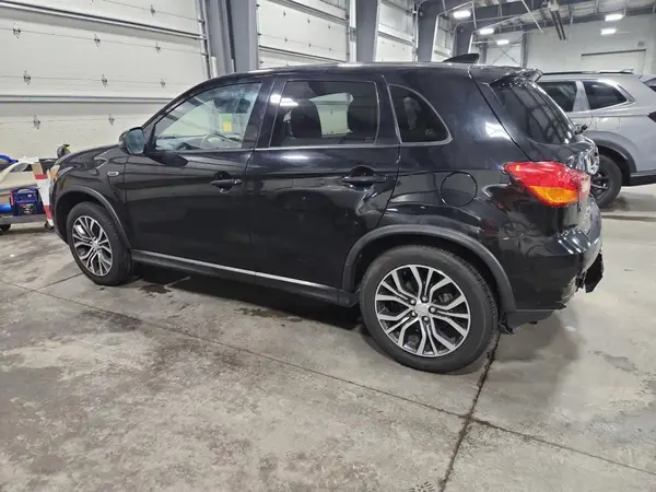 JA4AR3AU7JU021882 2018 MITSUBISHI OUTLANDER - Image 2