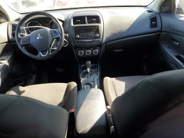 JA4AR3AU8HZ008927 2017 MITSUBISHI OUTLANDER - Image 8