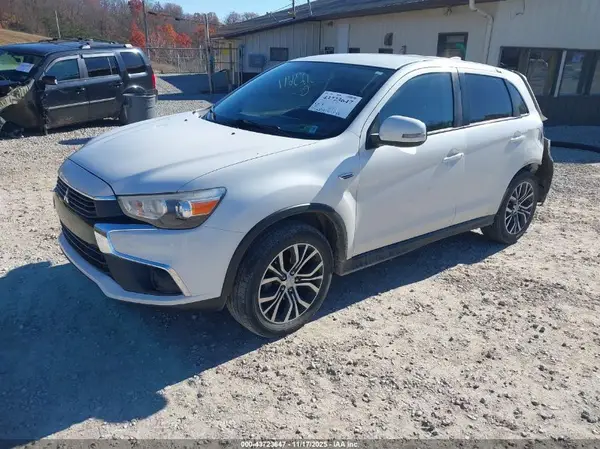 JA4AR3AU8HZ061093 2017 MITSUBISHI OUTLANDER - Image 2