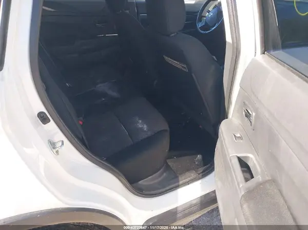 JA4AR3AU8HZ061093 2017 MITSUBISHI OUTLANDER - Image 8