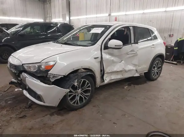 JA4AR3AU8HZ070389 2017 MITSUBISHI OUTLANDER - Image 2
