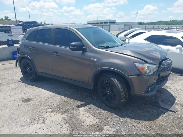 JA4AR3AU8HZ070425 2017 MITSUBISHI OUTLANDER - Image 1
