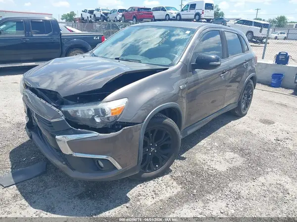 JA4AR3AU8HZ070425 2017 MITSUBISHI OUTLANDER - Image 2