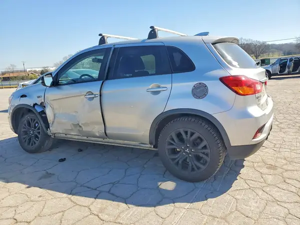 JA4AR3AU8JU010907 2018 MITSUBISHI OUTLANDER - Image 2