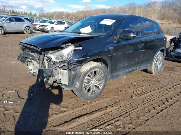 JA4AR3AU8JU017033 2018 MITSUBISHI OUTLANDER - Image 2