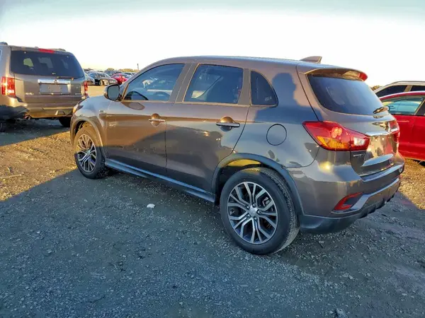 JA4AR3AU8JU018182 2018 MITSUBISHI OUTLANDER - Image 2