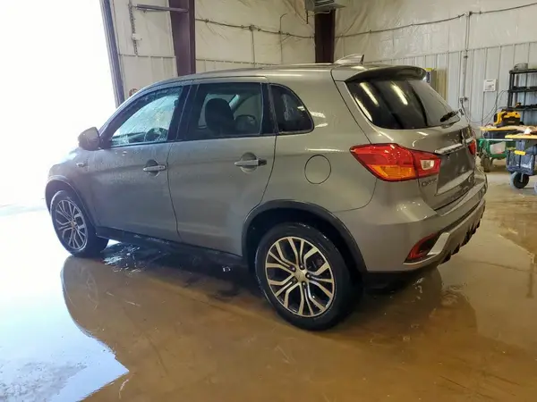 JA4AR3AU8JU025116 2018 MITSUBISHI OUTLANDER - Image 2