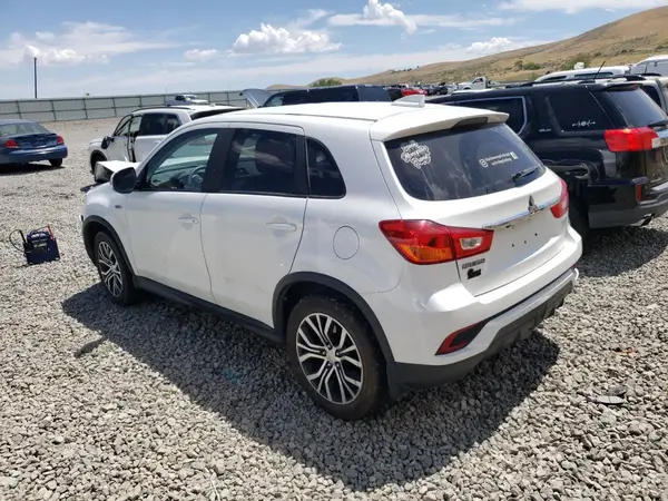 JA4AR3AU9JU020958 2018 MITSUBISHI OUTLANDER - Image 2