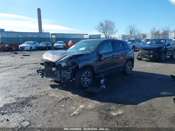JA4AR3AU9JU023598 2018 MITSUBISHI OUTLANDER - Image 2