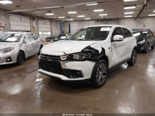 JA4AR3AUXJU005904 2018 MITSUBISHI OUTLANDER - Image 2