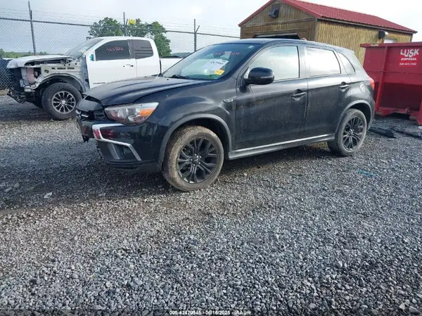 JA4AR3AUXJU015025 2018 MITSUBISHI OUTLANDER - Image 2