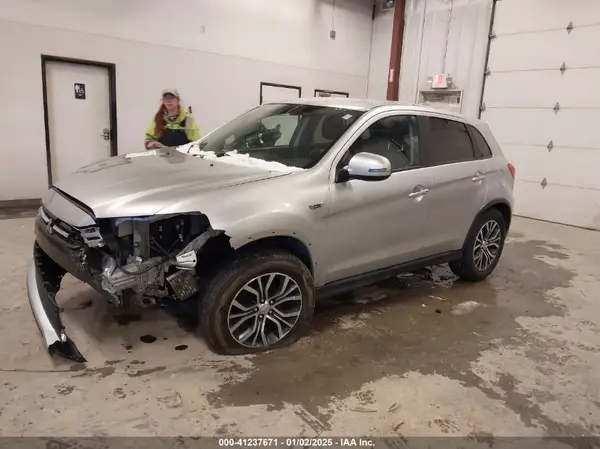 JA4AR3AUXJU023173 2018 MITSUBISHI OUTLANDER - Image 2
