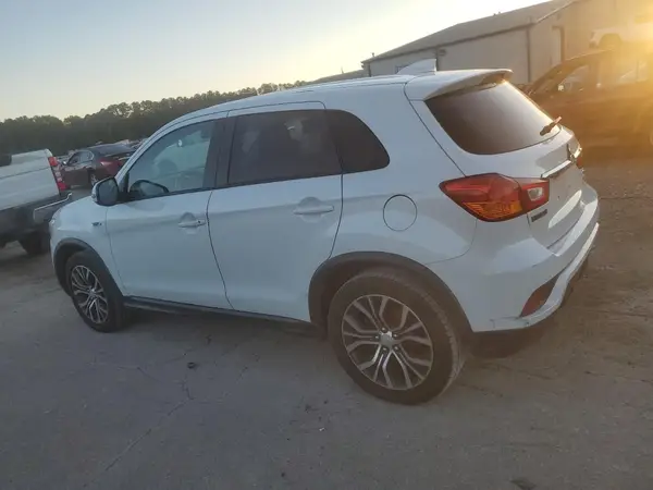 JA4AR3AUXJZ011690 2018 MITSUBISHI OUTLANDER - Image 2