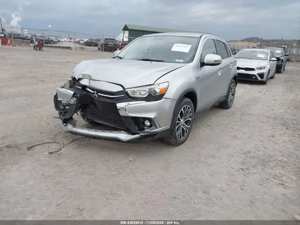 JA4AR3AW3JU001677 2018 MITSUBISHI OUTLANDER - Image 2