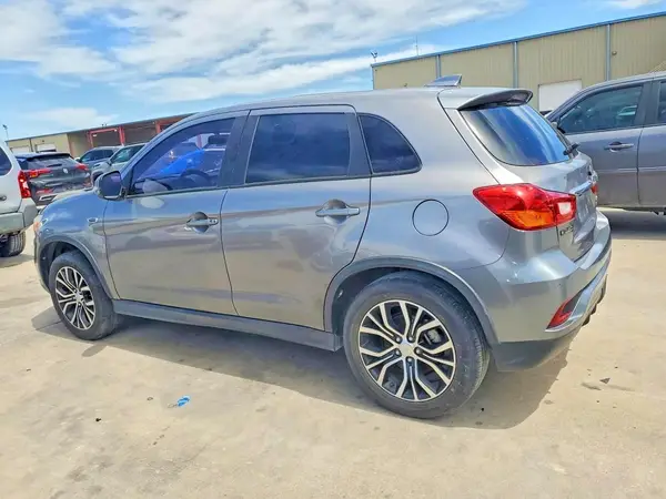 JA4AR3AW4JU020738 2018 MITSUBISHI OUTLANDER - Image 2