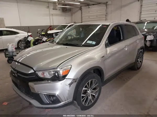 JA4AR3AW4JZ033282 2018 MITSUBISHI OUTLANDER - Image 2