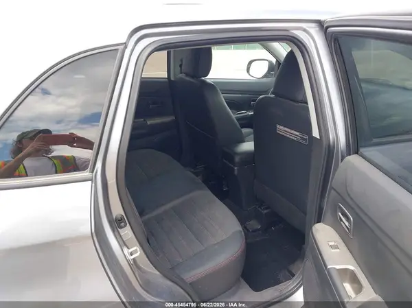 JA4AR3AW5JZ020041 2018 MITSUBISHI OUTLANDER - Image 8