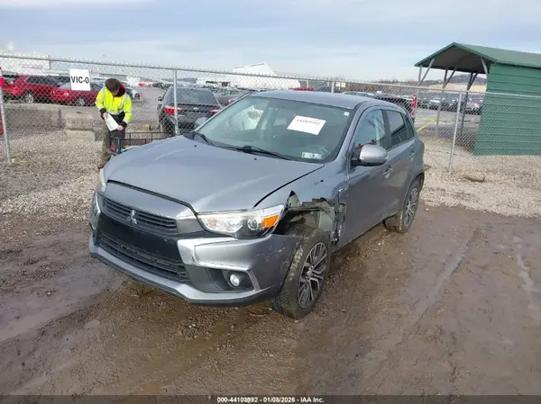 JA4AR3AW7HZ017636 2017 MITSUBISHI OUTLANDER - Image 2