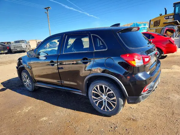 JA4AR3AW7JU013816 2018 MITSUBISHI OUTLANDER - Image 2
