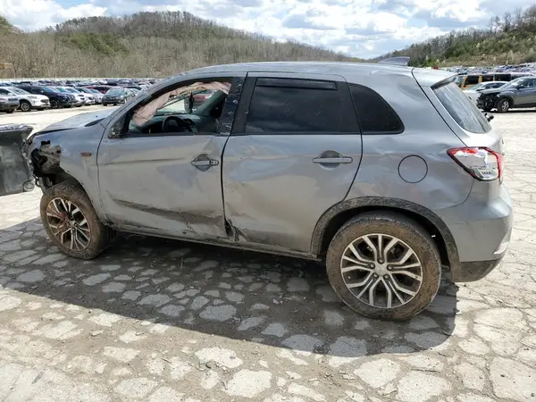 JA4AR3AW8JU017597 2018 MITSUBISHI OUTLANDER - Image 2