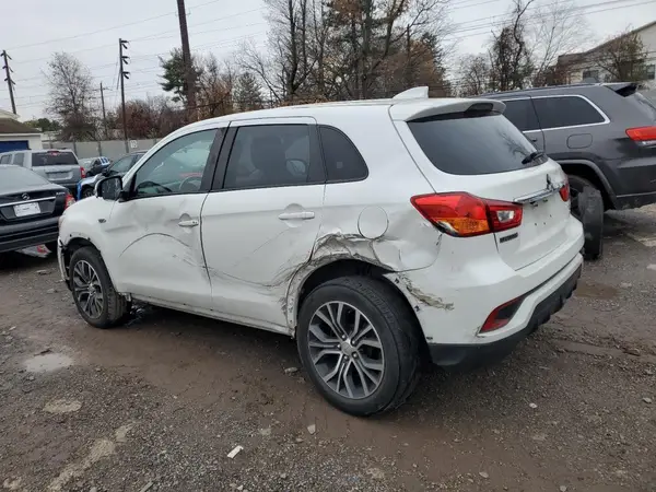 JA4AR3AW8JU024744 2018 MITSUBISHI OUTLANDER - Image 2