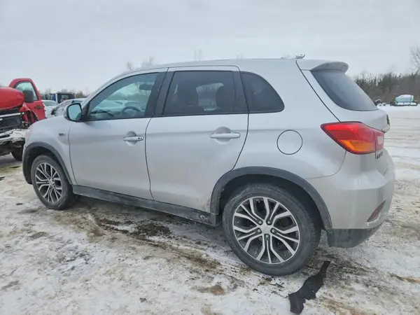 JA4AR3AW8JZ033396 2018 MITSUBISHI OUTLANDER - Image 2