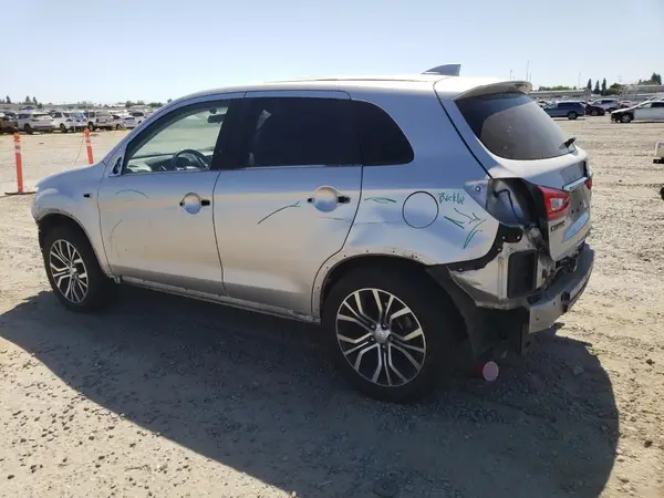 JA4AR3AW9JU025059 2018 MITSUBISHI OUTLANDER - Image 2