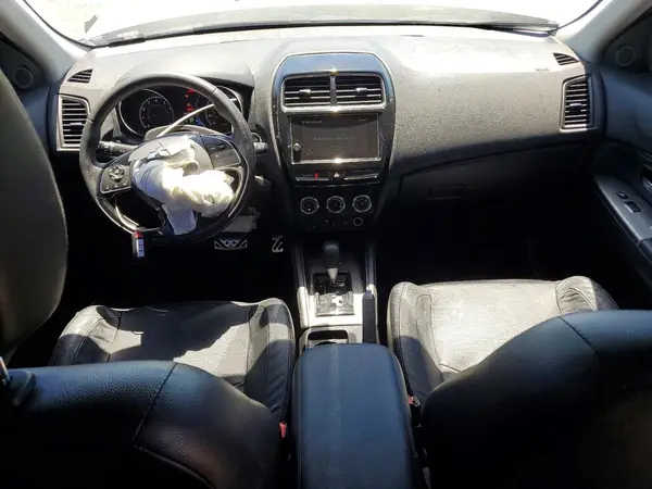 JA4AR4AW6JU002179 2018 MITSUBISHI OUTLANDER - Image 8