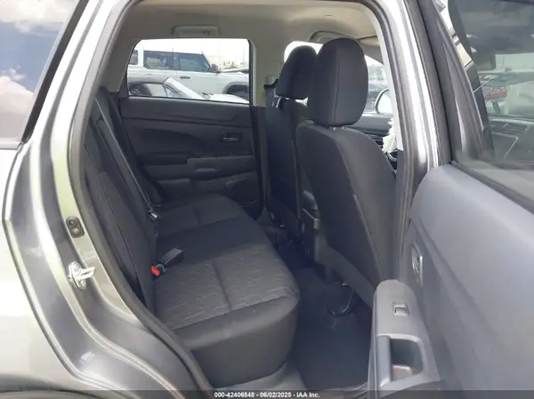 JA4ARUAU0PU016991 2023 MITSUBISHI OUTLANDER - Image 8