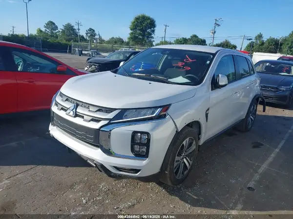 JA4ARUAU0RU025872 2024 MITSUBISHI OUTLANDER - Image 2