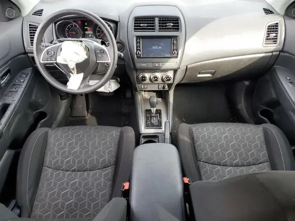 JA4ARUAU1PU015672 2023 MITSUBISHI OUTLANDER - Image 8
