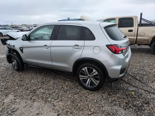 JA4ARUAU6MU034715 2021 MITSUBISHI OUTLANDER - Image 2