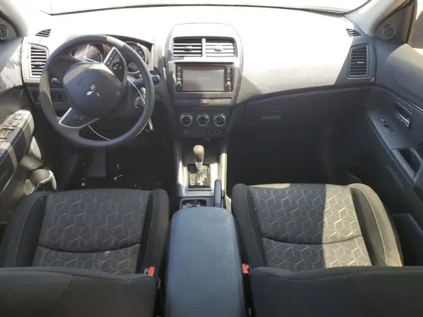 JA4ARUAU6PU012623 2023 MITSUBISHI OUTLANDER - Image 8