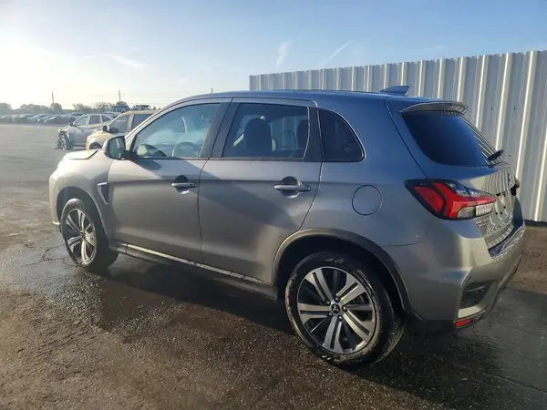 JA4ARUAU6SU008564 2025 MITSUBISHI OUTLANDER - Image 2