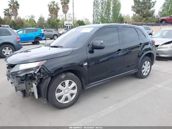 JA4ARUAU7PU010492 2023 MITSUBISHI OUTLANDER - Image 2