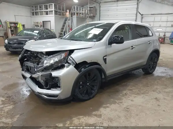 JA4ARUAU7RU008308 2024 MITSUBISHI OUTLANDER - Image 2