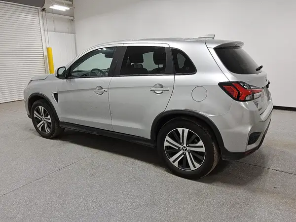 JA4ARUAU8MU022744 2021 MITSUBISHI OUTLANDER - Image 2