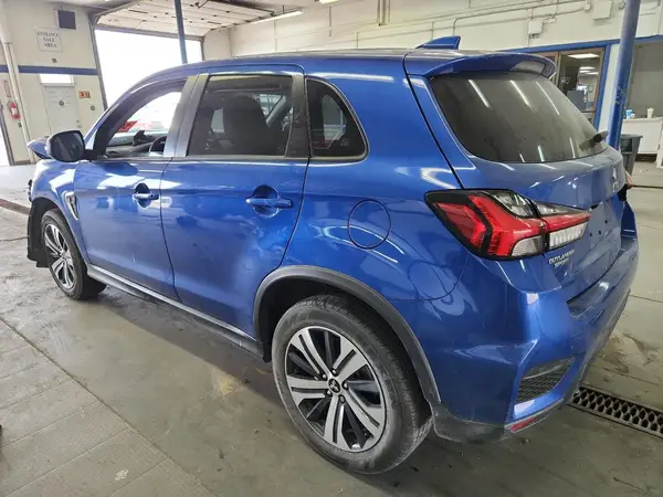 JA4ARUAU8PU012347 2023 MITSUBISHI OUTLANDER - Image 2