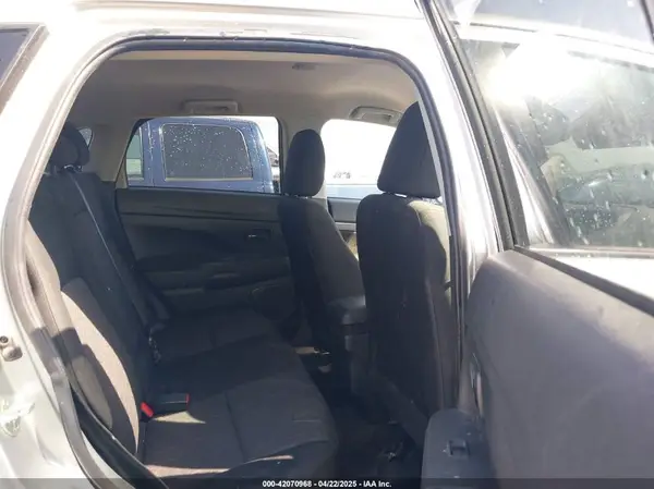 JA4ARUAU8PU013062 2023 MITSUBISHI OUTLANDER - Image 8