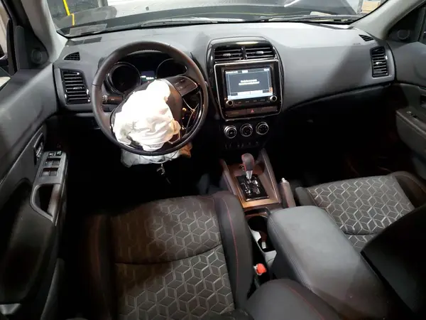 JA4ARUAU8RU013940 2024 MITSUBISHI OUTLANDER - Image 8