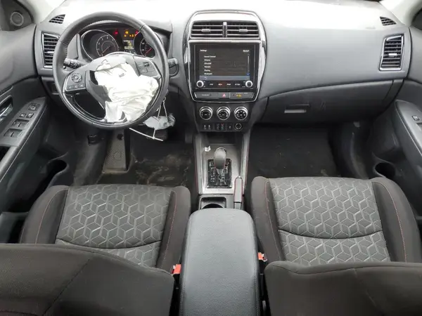 JA4ARUAUXPU000751 2023 MITSUBISHI OUTLANDER - Image 8