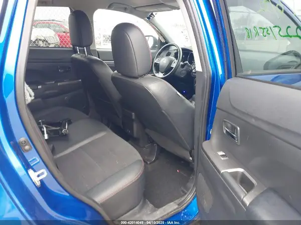 JA4ARUAUXPU001785 2023 MITSUBISHI OUTLANDER - Image 8