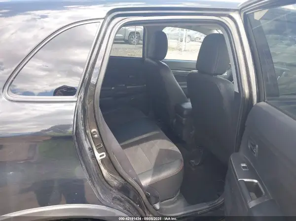 JA4ARUAUXRU001692 2024 MITSUBISHI OUTLANDER - Image 8
