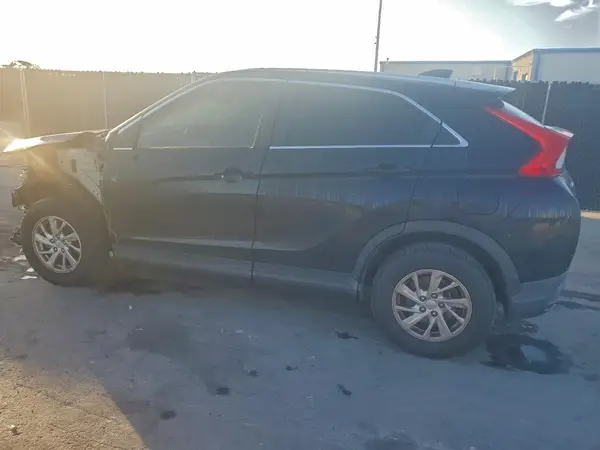 JA4AT3AA9JZ067028 2018 MITSUBISHI ECLIPSE CROSS - Image 2