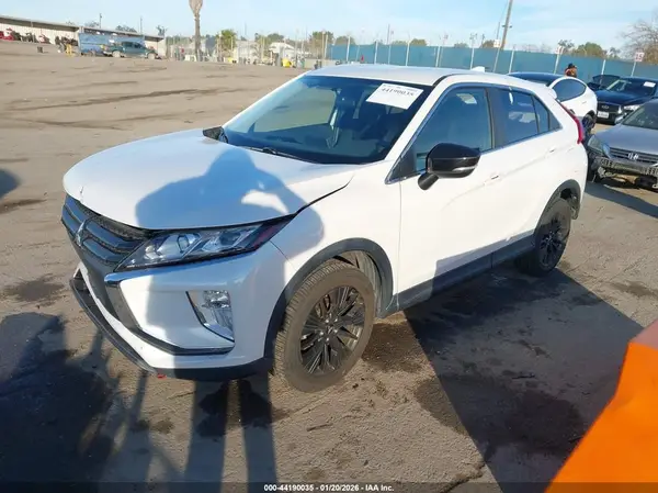 JA4AT4AA2JZ063117 2018 MITSUBISHI ECLIPSE CROSS - Image 2