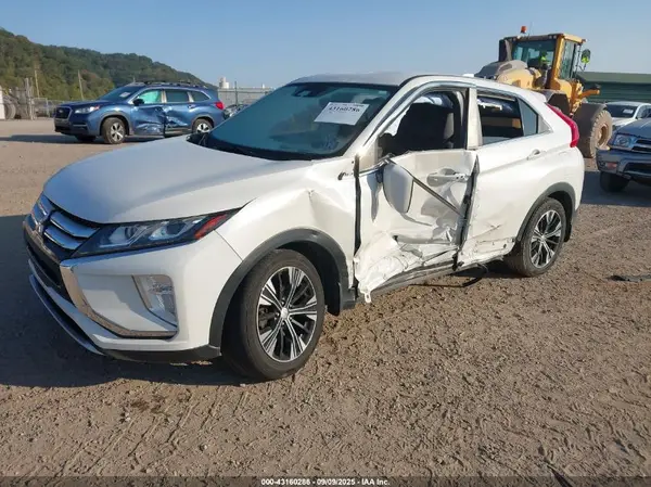 JA4AT5AA2LZ005825 2020 MITSUBISHI ECLIPSE CROSS - Image 2