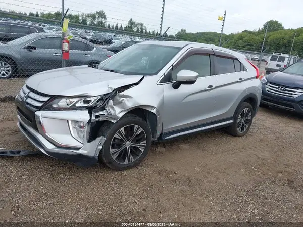 JA4AT5AA7JZ040485 2018 MITSUBISHI ECLIPSE CROSS - Image 2
