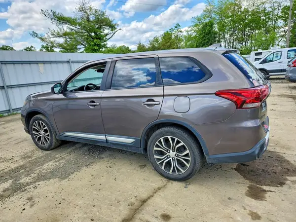 JA4AZ2A30HZ035749 2017 MITSUBISHI OUTLANDER - Image 2