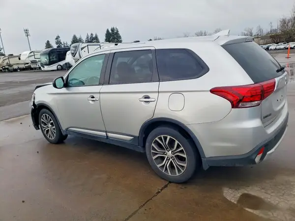JA4AZ2A30JZ006757 2018 MITSUBISHI OUTLANDER - Image 2