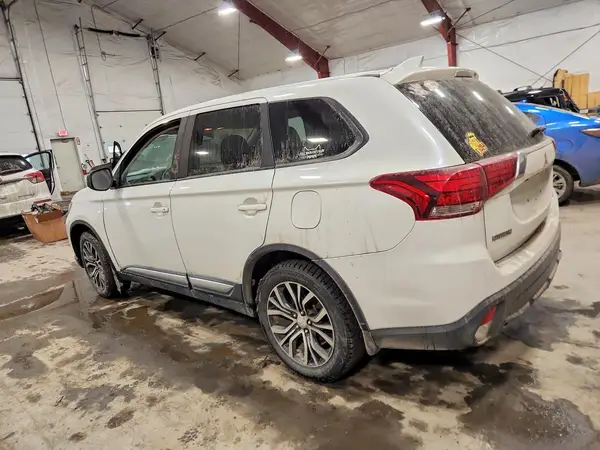 JA4AZ2A31HZ060417 2017 MITSUBISHI OUTLANDER - Image 2